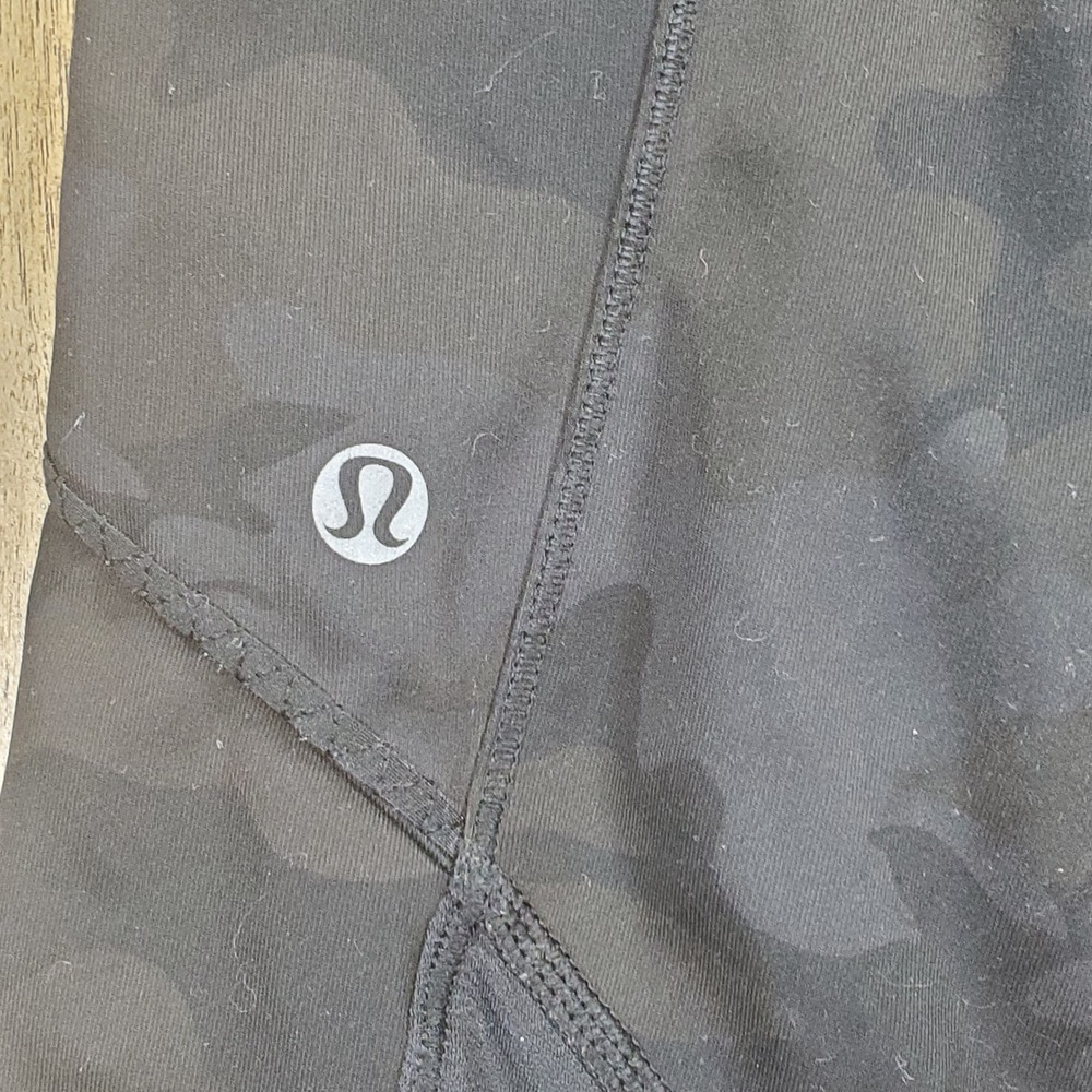 Lululemon Cropped Leggings Women Size 6 Black Camo Ruched Back Side Pockets - Picture 7 of 7